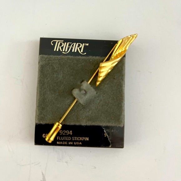 Vintage Trifari Gold Tone Stick Pin - Picture 1 of 3